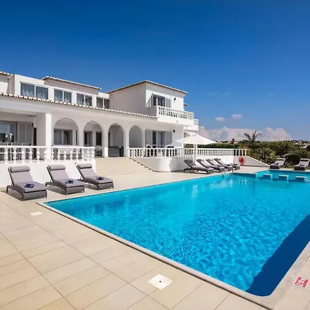 Vila For 12 Persons Private Pool, Beach Hébergement de vacances